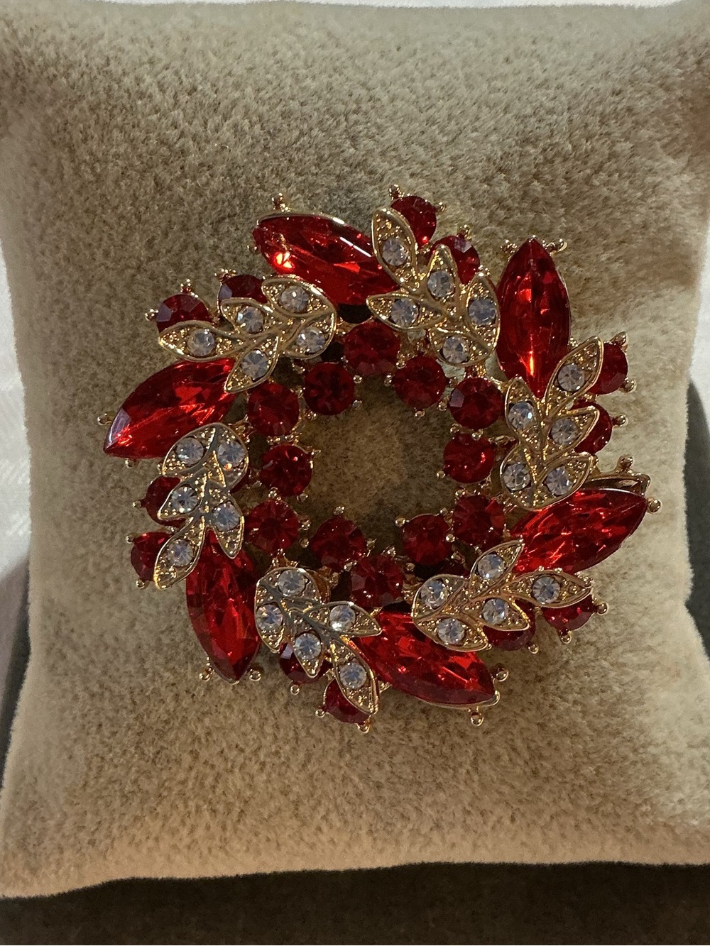 Red Ruby Lab Created And Rhinestone Leaf Wreath Gold Tone Brooch - Picture 2 of 3